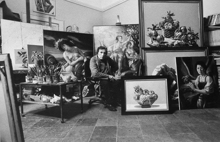 Carmine Conversano nel suo studio, circondato dalle sue opere